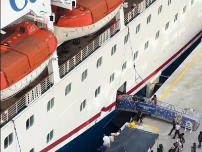 Una bambina cade tra la nave da crociera e il molo e la madre si tuffa subito dopo salvandola 