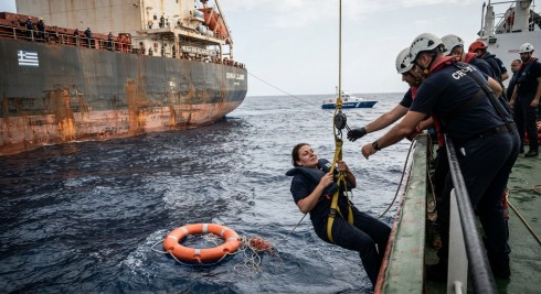 Miracolo nel Mar Ionio: passeggera caduta da crociera salvata dopo 20 ore - VIDEO
