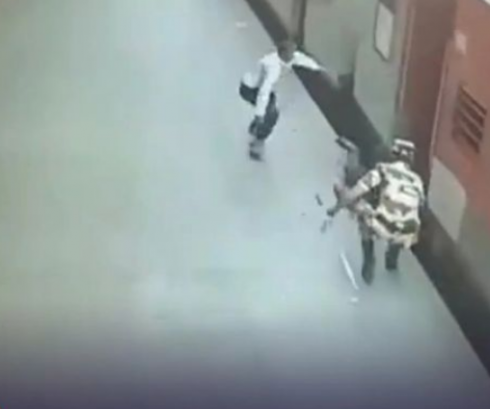 Sta per essere trascinato sotto un treno lungo i binari della stazione, addetto alla sicurezza lo salva – Video