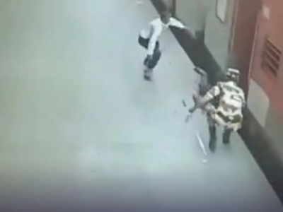 Sta per essere trascinato sotto un treno lungo i binari della stazione, addetto alla sicurezza lo salva – Video