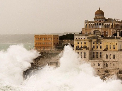 Eccezionale tempesta in mare, lo scirocco spazza il Salento: onde altissime a Santa Cesarea
