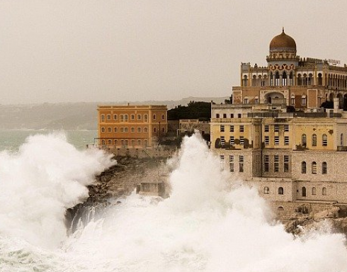 Eccezionale tempesta in mare, lo scirocco spazza il Salento: onde altissime a Santa Cesarea