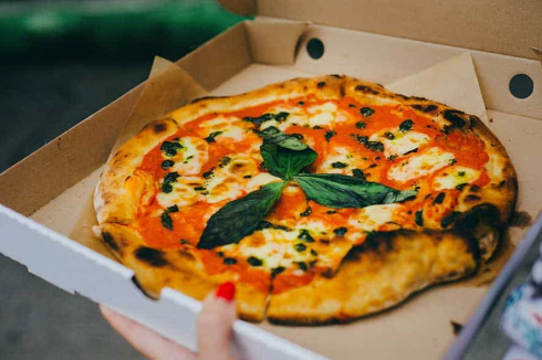 Dal cartone alla pizza passa un carico di veleni? Sono realmente sicuri gli imballaggi di cartone riciclato per alimenti?