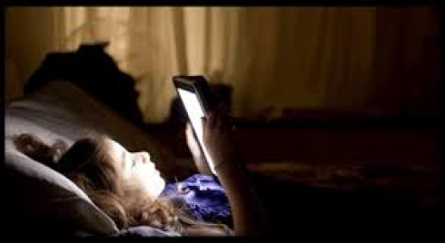 In Italia 3 bimbi a settimana in cura perché insonni: gravi disturbi del sonno a causa degli schermi.