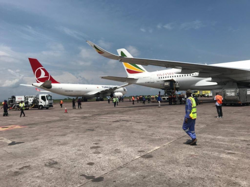 Congo, scontro tra aerei in pista - VIDEO