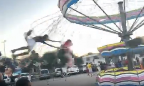 Drammatico incidente in giostra ai seggiolini volanti: più di 20 bambini lanciati in aria in Italia - VIDEO