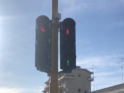 Segnalazioni e rischi per gli utenti della strada a Lecce. Il semaforo in viale Giovanni Paolo II (già viale dello Stadio) incrocio con via Stano proietta contemporaneamente luce verde e rossa e gialla e rossa.