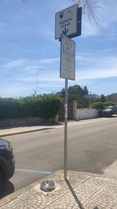 A Torre dell’Orso si paga il ticket del parcheggio ma… mancano le macchinette