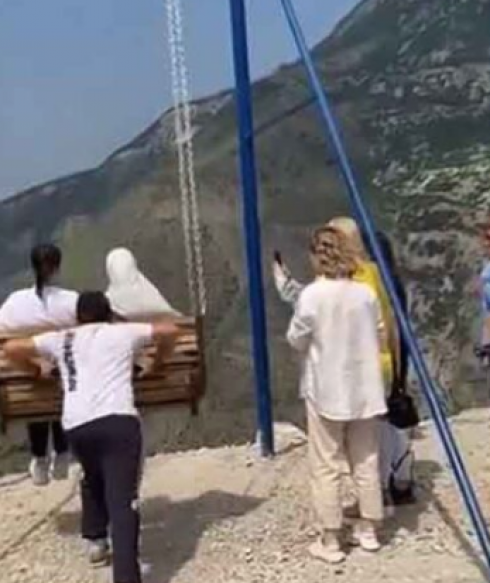Tragedia sfiorata per un "selfie": la corda dell’altalena si spezza sul canyon, due ragazze precipitano nel vuoto.