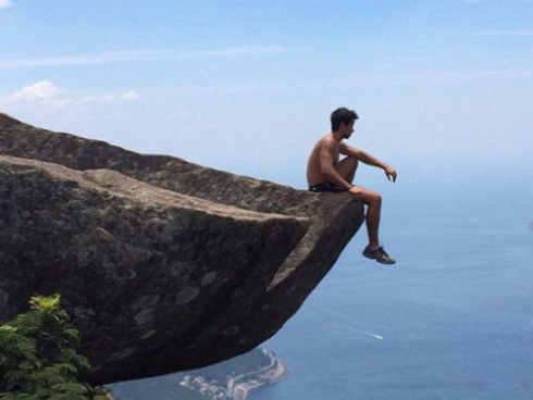 Dramma in vacanza per selfie mania: un sessantaduenne vuole scattare il selfie perfetto su una scogliera di un'isola greca, ma perde l'equilibrio e cade