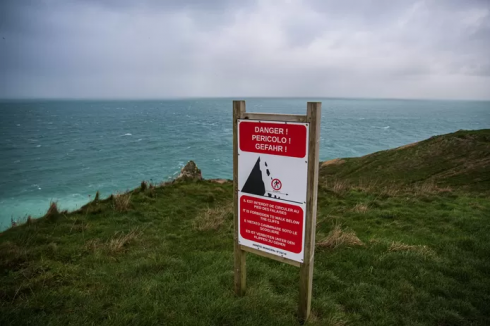 Francia, 24enne muore mentre posa per un selfie a Étretat