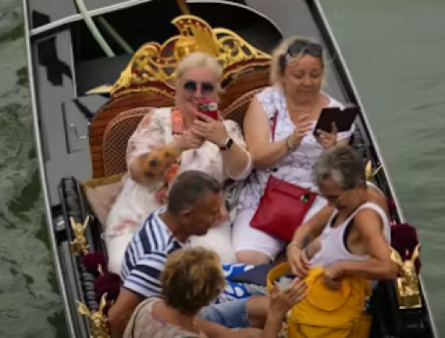 Vacanze rovinate tutto per colpa di... un selfie: turisti e gondoliere cadono in acqua a Venezia – Il video
