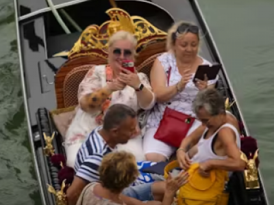 Vacanze rovinate tutto per colpa di... un selfie: turisti e gondoliere cadono in acqua a Venezia – Il video