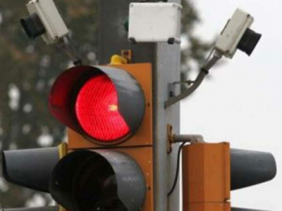 Multa per semaforo rosso: la solita frase "prestampata" sul verbale non vale pi&ugrave; a giustificare la contestazione differita
