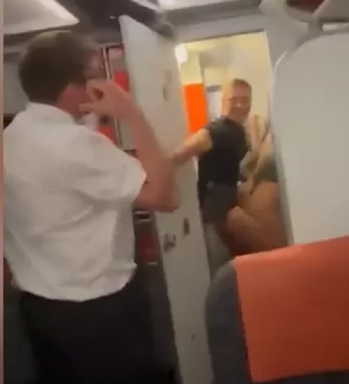 Volo easyJet Londra – Ibiza, coppia sorpresa nel bagno