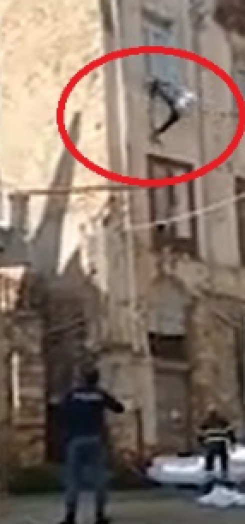 Miracolo a Cosenza: si lancia dalla finestra dell'appartamento in fiamme e si salva grazie ai materassi dei vicini