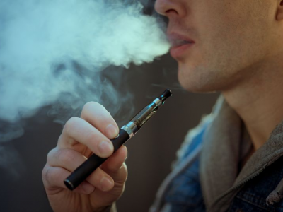 Nuovi studi “contro” la sigaretta elettronica: gli aromi delle sigarette elettroniche aggiunti ai liquidi dei dispositivi fanno male alle vie respiratorie
