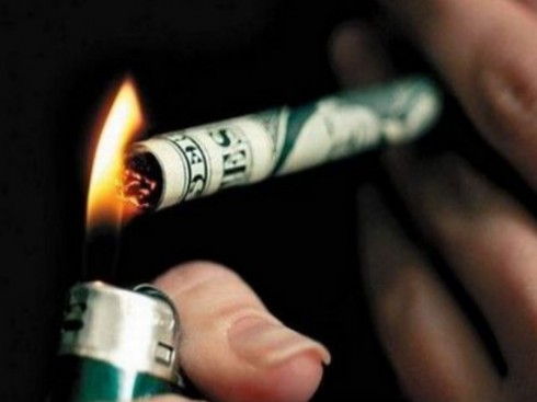 sigaretta con il denaro sigaretta con il denaro