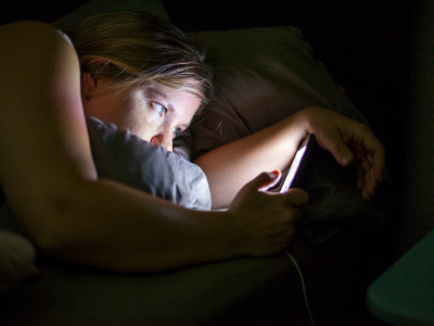 Andare a letto tardi ogni sera fa male: gli esperti mettono in guardia contro la “sindrome da sonno posticipato”
