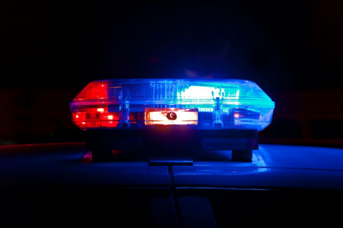 Incredibile incidente negli Stati Uniti: un poliziotto prende a pugni l'autista per aver suonato il clacson al semaforo. Il video