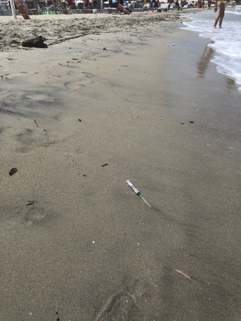 Boom siringhe in spiaggia ed emergenza eroina. Fioccano le segnalazioni. 