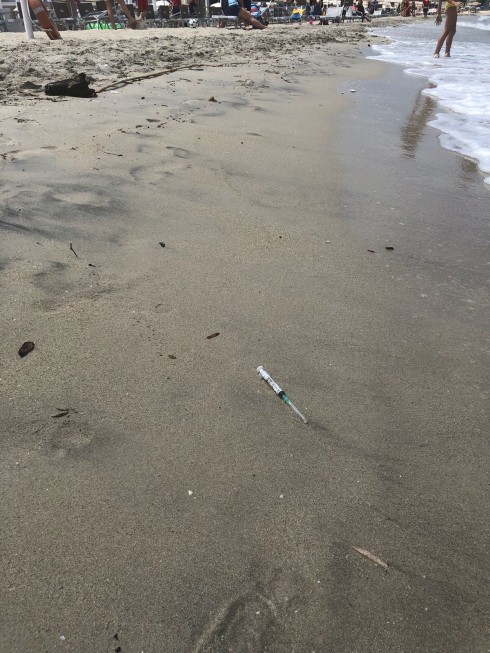 Boom siringhe in spiaggia ed emergenza eroina. Fioccano le segnalazioni.
