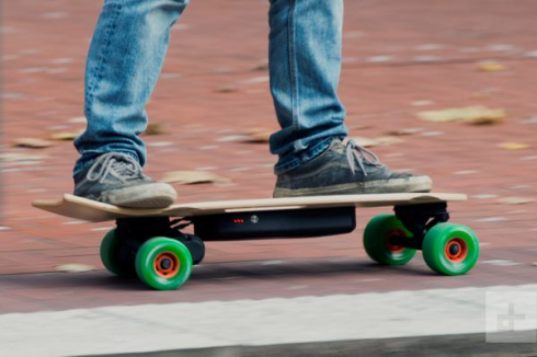 Cade con uno skateboard elettrico, muore un 42enne