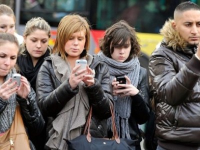 smartphone pedoni in strada