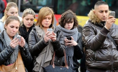 smartphone pedoni in strada smartphone pedoni in strada