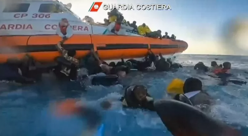 Raffica di sbarchi, la Guardia Costiera continua a soccorrere i migranti in difficoltà