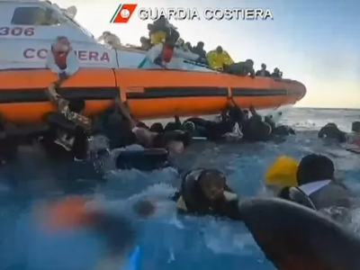 Raffica di sbarchi, la Guardia Costiera continua a soccorrere i migranti in difficoltà
