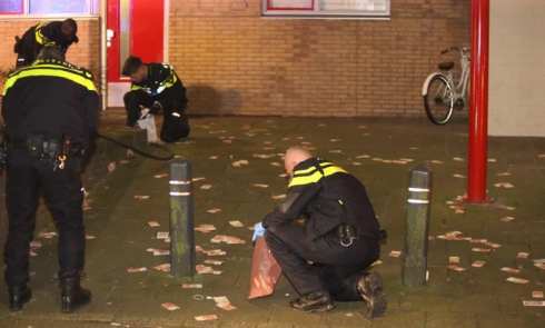 Butta centinaia di migliaia di euro dal balcone dopo un incendio al secondo piano di un appartamento a Den Bosch nei Paesi Bassi - VIDEO