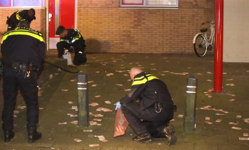 Butta centinaia di migliaia di euro dal balcone dopo un incendio al secondo piano di un appartamento a Den Bosch nei Paesi Bassi - VIDEO 