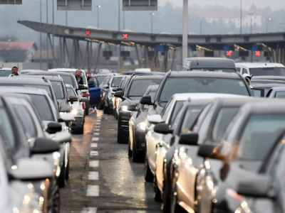 Spagna: piovono banconote da 50 euro in autostrada, corsa per il bottino - VIDEO