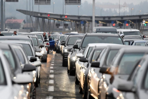 Spagna: piovono banconote da 50 euro in autostrada, corsa per il bottino - VIDEO