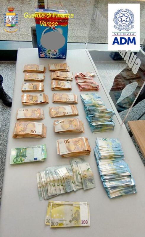 Pronti per il volo da Malpensa nascosti nel detersivo 96'000 euro in contanti.
