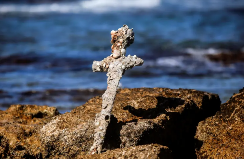 Spada crociata di 900 anni trovata da un subacqueo al largo della costa israeliana.