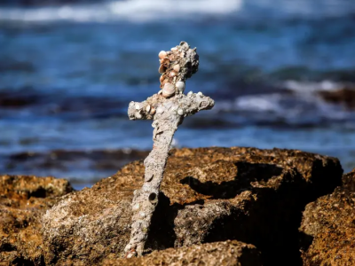 Spada crociata di 900 anni trovata da un subacqueo al largo della costa israeliana.