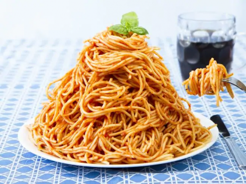 Studente ventenne muore nel sonno dopo aver mangiato gli spaghetti avanzati da cinque giorni