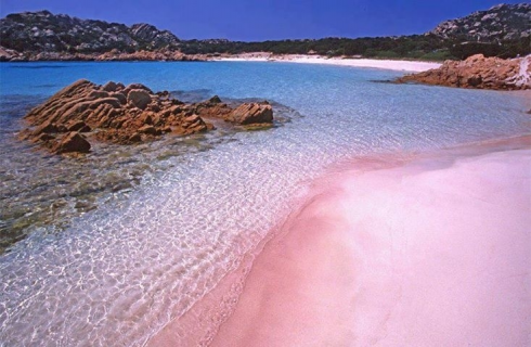 La famosa spiaggia rosa di Budelli in Sardegna è ora video-sorvegliata. 