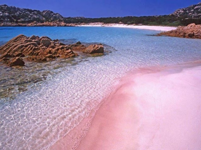 La famosa spiaggia rosa di Budelli in Sardegna è ora video-sorvegliata. 