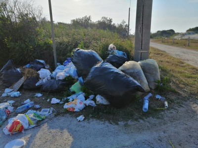 A Spiaggiabella rifiuti abbandonati per strada e buche stradali profonde più di mezzo metro