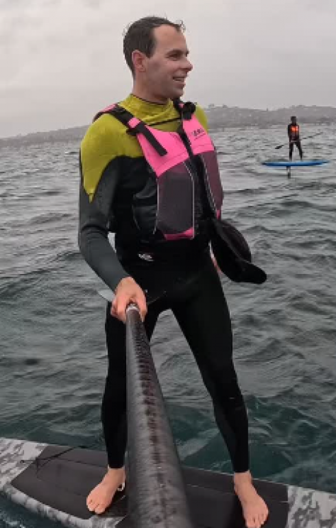 Uno squalo di quattro metri insegue un surfista per oltre un chilometro