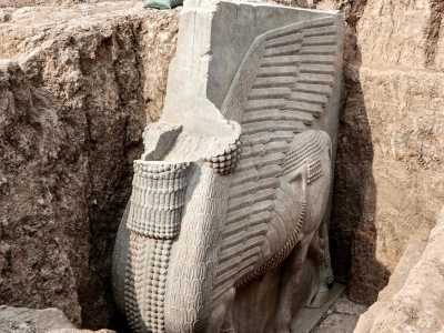 Scavi in ​​Iraq portano alla luce un'enorme scultura di divinità alata di 2700 anni fa in condizioni "incredibili"