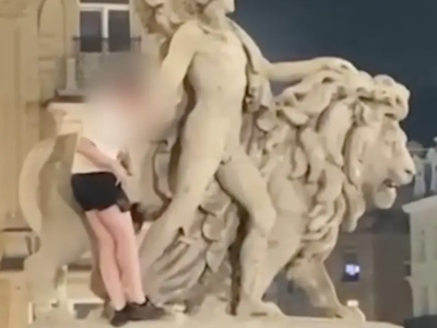 Selfie mania, turista irlandese danneggia una statua nella Piazza della Borsa a Bruxelles per una foto – Il video