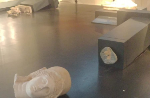 Turista statunitense distrugge statue romane "blasfeme" al Museo di Israele