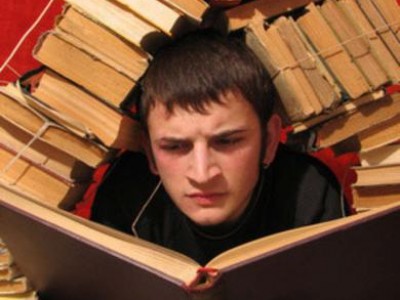 studente assorto  in lettura