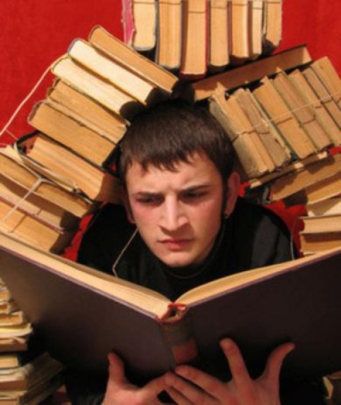 studente assorto in lettura studente assorto in lettura