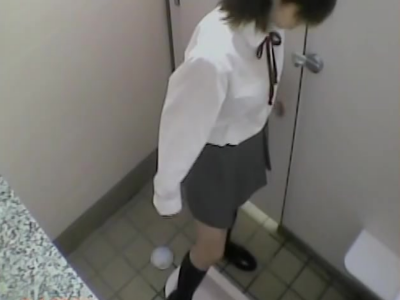 Studentesse spiate e filmate nei bagni di una scuola media superiore: la polizia indaga. 