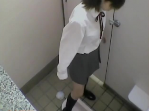 Studentesse spiate e filmate nei bagni di una scuola media superiore: la polizia indaga.